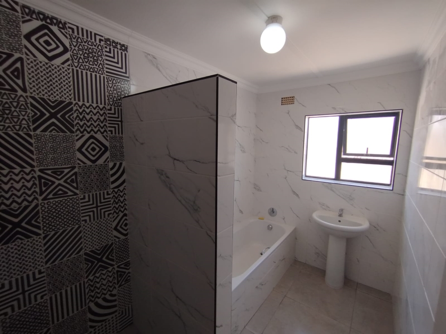 4 Bedroom Property for Sale in Louwville Western Cape